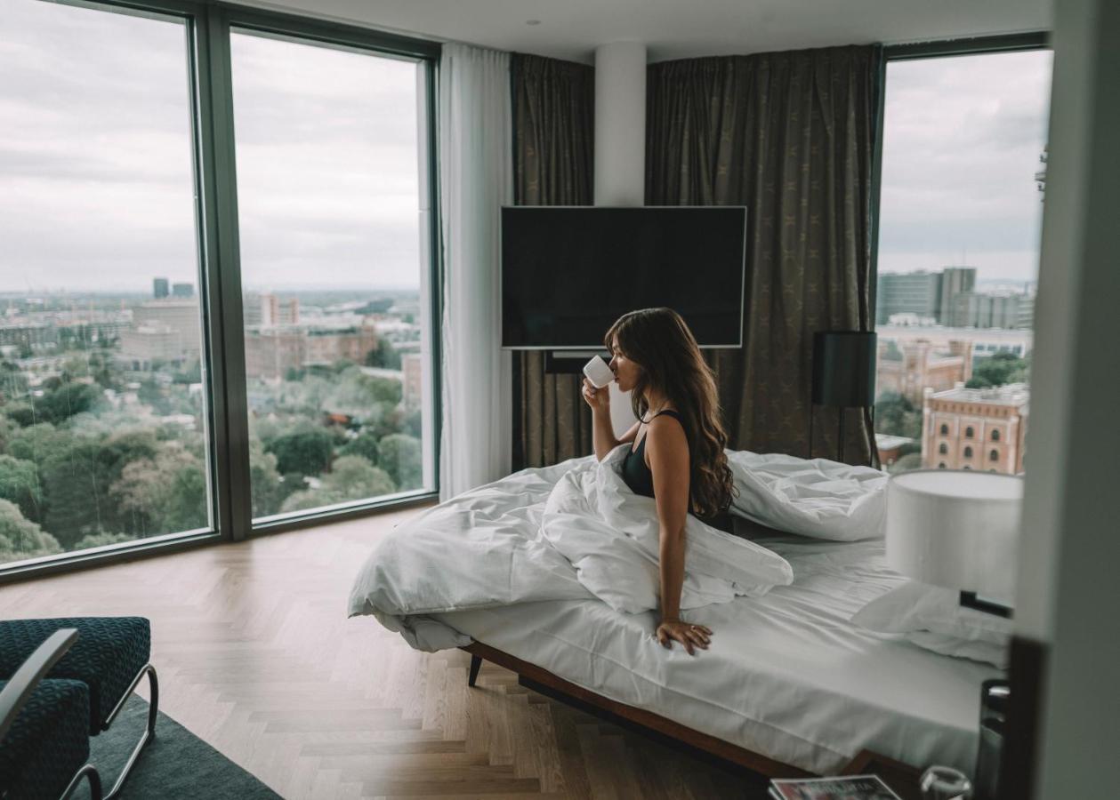 Andaz Vienna Am Belvedere, By Hyatt Kültér fotó A woman waking up in the morning