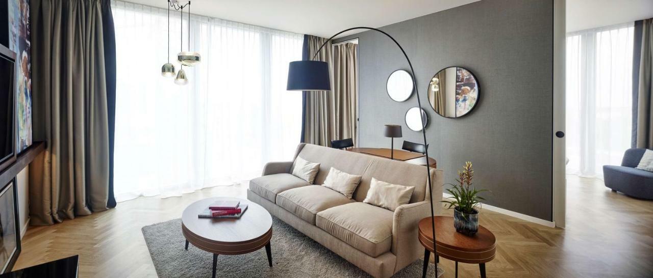 Andaz Vienna Am Belvedere, By Hyatt Kültér fotó A living room with a sofa